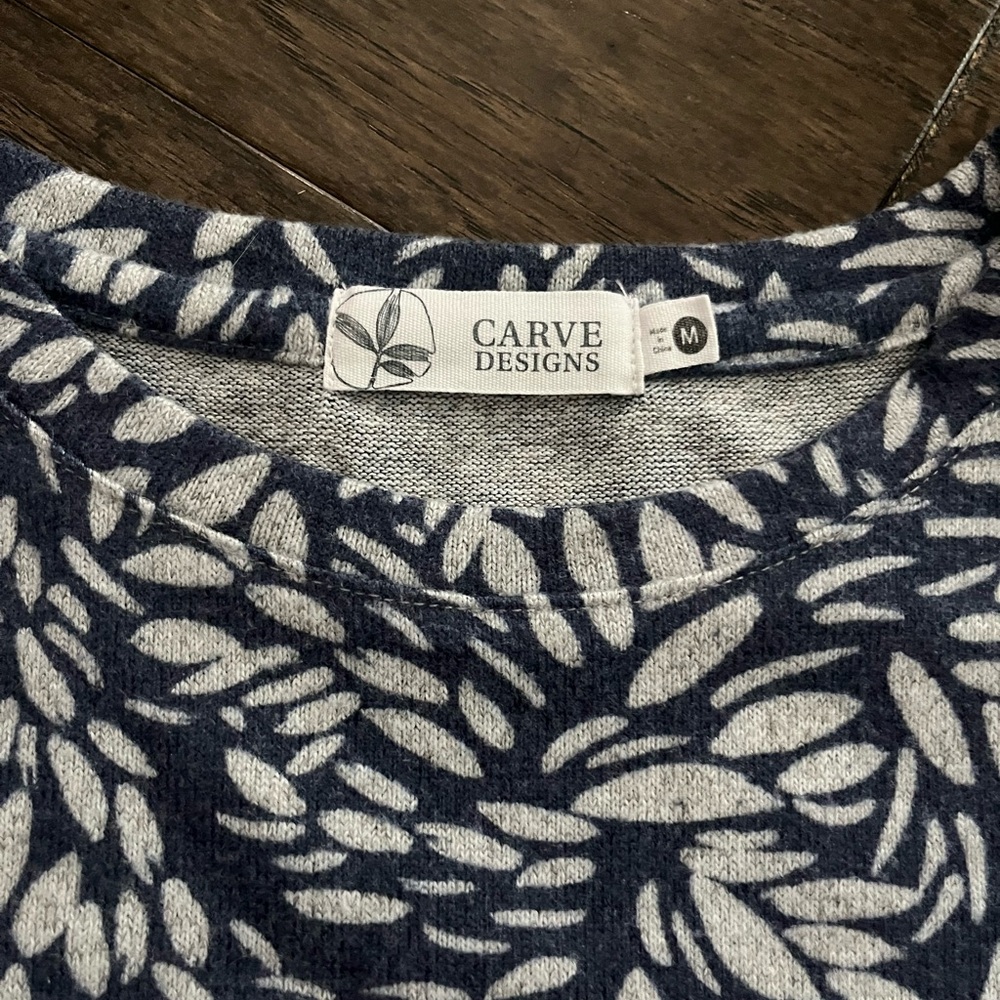 NWOT Carve Designs Navy and White Leaf Print Top - Picture 2 of 3